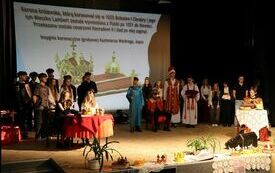 Na scenie uczniowie odgrywają scenkę teatralną koronacji Bolesława Chrobrego
