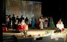 Na scenie uczniowie odgrywają scenkę teatralną koronacji Bolesława Chrobrego