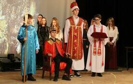 Na scenie uczniowie odgrywają scenkę teatralną koronacji Bolesława Chrobrego