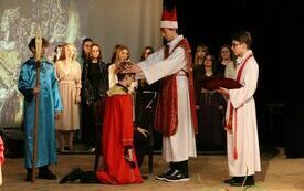 Na scenie uczniowie odgrywają scenkę teatralną koronacji Bolesława Chrobrego