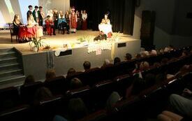 Na scenie uczniowie odgrywają scenkę teatralną koronacji Bolesława Chrobrego