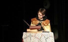 Na scenie uczniowie odgrywają scenkę teatralną koronacji Bolesława Chrobrego