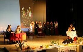 Na scenie uczniowie odgrywają scenkę teatralną koronacji Bolesława Chrobrego