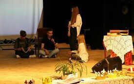 Na scenie uczniowie odgrywają scenkę teatralną na temat nauki historii