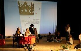 Na scenie uczniowie odgrywają scenkę teatralną na temat nauki historii 