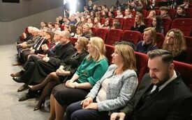 Na widowni siedzą uczestnicy uroczystości, w pierwszym rzędzie zaproszeni goście
