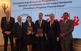Wsp&oacute;lne zdjęcie wszystkich os&oacute;b z firmy Lhoist Bukowa, kt&oacute;re uczestniczyly w uroczystości