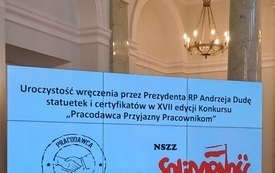 Slajd wyświetlany na ekranie z nazwą wydarzenia, logo NSZZ Solidarność i logo konkursu "Pracodawca Przyjazny Pracownikom"