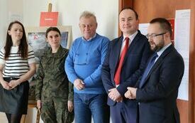 Do zgromadzonych przemawia Członek Zarządu Powiatu Włoszczowskiego Rafał Pacanowski