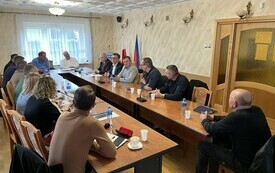 Przedstawiciele Powiatu rozmawiają w sali konferencyjnej Urzędu Gminy Krasocin z w&oacute;jtem i radnymi gminnymi