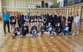 Zdjęcie zwycięskiej drużyny z trenerami i organizatorami turnieju