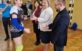 Członek Zarządu Powiatu Włoszczowskiego Rafał Pacanowski wręcza jednej z zawodniczek statuetkę