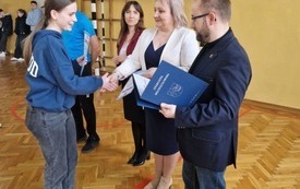 Członek Zarządu Powiatu Włoszczowskiego Rafał Pacanowski i dyrektor ZS nr 3 we Włoszczowie wręczają jednej z zawodniczek dyplom
