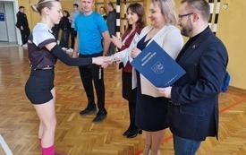 Członek Zarządu Powiatu Włoszczowskiego Rafał Pacanowski i dyrektor ZS nr 3 we Włoszczowie wręczają jednej z zawodniczek dyplom