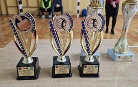 Na stoliku leżą przygotowane dla najlepszych zawodniczek statuetki