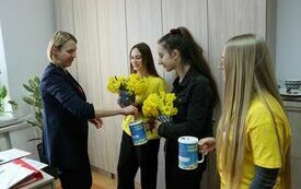 Wolontariuszki ze szkoły w Olesznie, w ramach akcji &bdquo;Pola nadziei&rdquo;, zbierały pieniądze na potrzeby hospicjum 6