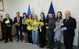 Wolontariuszki ze szkoły w Olesznie, w ramach akcji &bdquo;Pola nadziei&rdquo;, zbierały pieniądze na potrzeby hospicjum 10