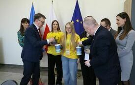 Wolontariuszki ze szkoły w Olesznie, w ramach akcji &bdquo;Pola nadziei&rdquo;, zbierały pieniądze na potrzeby hospicjum 11