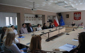 Uczestnicy spotkania siedzą w sali konferencyjnej Urzędu Gminy Włoszczowa