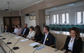 Uczestnicy spotkania siedzą w sali konferencyjnej Urzędu Gminy Włoszczowa