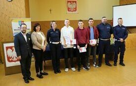 Wsp&oacute;lne zdjęcie drużyny ZDZ z organizatorami i sędziami turnieju
