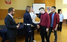 Następuje wręczenie nagr&oacute;d drużynom