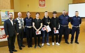 Wsp&oacute;lne zdjęcie drużyny ZS nr 2 z organizatorami i sędziami turnieju