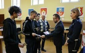 Następuje wręczenie nagr&oacute;d drużynom
