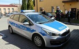 Policjant ocenia jednego z uczni&oacute;w biorących udział w konkurencji polegajacej na znalezieniu pięciu usterek w wozie policyjnym