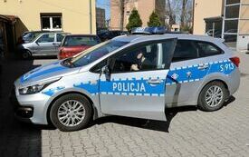 Jeden z uczni&oacute;w bierze udział w konkurencji polegajacej na znalezieniu pięciu usterek w wozie policyjnym