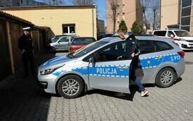Policjant ocenia jednego z uczni&oacute;w biorących udział w konkurencji polegajacej na znalezieniu pięciu usterek w wozie policyjnym