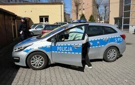 Policjant ocenia jednego z uczni&oacute;w biorących udział w konkurencji polegajacej na znalezieniu pięciu usterek w wozie policyjnym