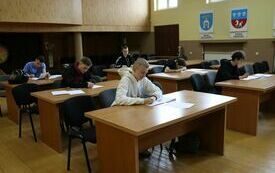 Zawodnicy rozwiązują test wiedzy o ruchu drogowym