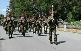 Przemarsz uczestnik&oacute;w uroczystości z kościoła na cmentarz