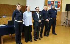 Organizatorzy i sędziowie turnieju witają przybyłych zawodnik&oacute;w