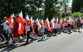 Przemarsz uczestnik&oacute;w uroczystości z kościoła na cmentarz