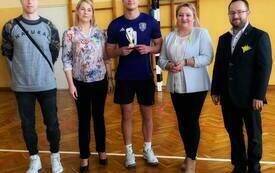 Wsp&oacute;lne zdjęcie organizator&oacute;w turnieju z nagrodzonym zawodnikiem