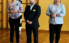 Od lewej stoją: dyrektor PCK-R Teresa Chudy, Członek Zarządu Powiatu Rafał Pacanowski, dyrektor ZS nr 3 Mariola Koza