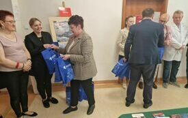 Następuje wręczenie upomink&oacute;w wszyskim osobom zaangażowanym w pracę podczas kwalifikacji wojskowej