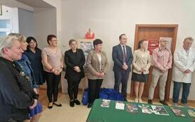 Na korytarzu PCK-R stoją wszystkie osoby zaangażowane w przeprowadzenie kwalifikacji wojskowej