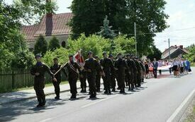 Przemarsz uczestnik&oacute;w uroczystości z kościoła na cmentarz