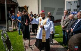 Biskup kielecki dokonuje poświęcenia pamiątkowej tablicy przed Urzędem Gminy Krasocin