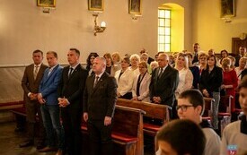 Wierni uczestniczą w uroczystej mszy świętej