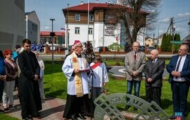Biskup kielecki dokonuje poświęcenia pamiątkowej tablicy przed Urzędem Gminy Krasocin