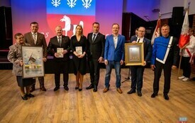 Wsp&oacute;lne zdjęcie przedstawicieli Powiatu Włoszczowskiego z W&oacute;jtem Gminy Krasocin, po wręczeniu sobie upomink&oacute;w