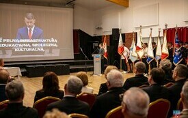 Na uroczystej sesji jest wyświetlany film z wypowiedzią w Sejmie posła Bartłomieja Dorywalskiego