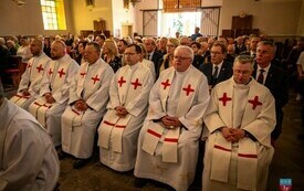 Trwa uroczysta msza święta. W ławach kościelnych siedzą wierni i zaproszeni księża.