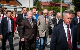 Przemarsz uczestnik&oacute;w uroczystości do kościoła