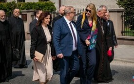 Przemarsz uczestnik&oacute;w uroczystości do kościoła