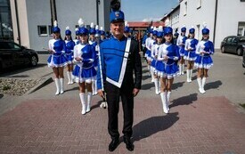 Przemarsz Młodzieżowej Orkiestry Dętej OSP Krasocin ulicami Krasocina